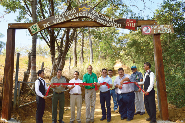 De izquierda a derecha: Mauricio Méndez ACT, Gerardo Barboza FUNDECODES, Till Koehler Delegado de RIU en Costa Rica, Rafael Gutiérrez SINAC, Robert Miranda Regidor Municipal de Carrillo.