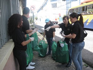 Una de las jornadas de limpieza del Paseo Colón organizada por el Hotel Grano de Oro.